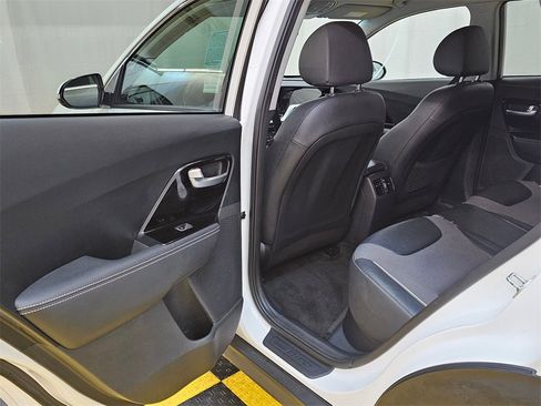 Used 2022 Kia Niro EX image 15