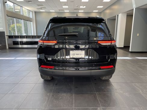 Used 2024 Jeep Grand Cherokee Altitude AWD/4WD image 16