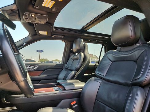 Used 2023 Lincoln Navigator Reserve image 12