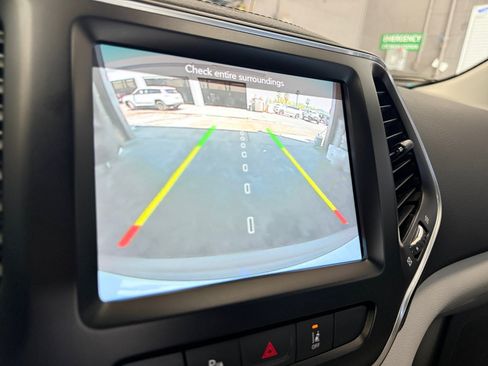 Certified 2021 Jeep Cherokee Latitude Lux w/ Comfort/Convenience Group AWD/4WD image 24