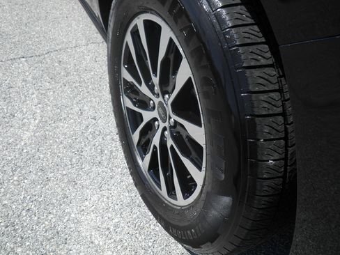 Certified 2025 Ford Expedition Platinum image 9