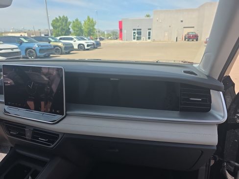 Certified 2025 Volkswagen Tiguan SE w/ Panoramic Sunroof Package FWD image 20