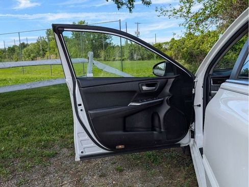 Used 2017 Toyota Camry SE w/ Moonroof Package FWD image 10