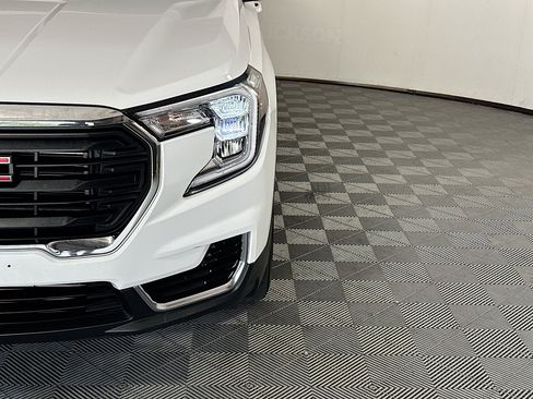 Used 2024 GMC Terrain SLE FWD image 9