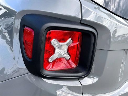 Used 2022 Jeep Renegade Latitude AWD/4WD image 25