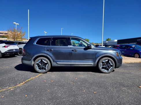 Used 2024 Kia Telluride EX w/ EX Captain's Chair Package image 3