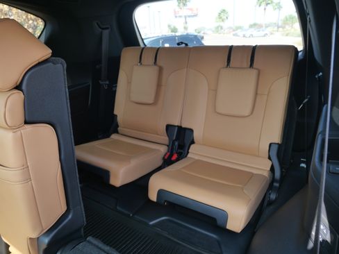 Certified 2024 Lexus LX 600 4WD w/ Luxury Package image 10