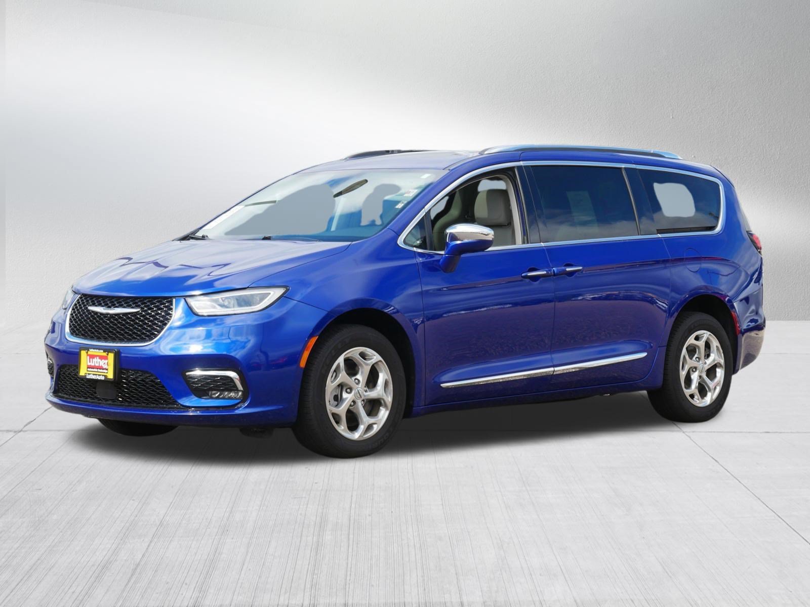 Used 2021 Chrysler Pacifica Limited AWD/4WD image 3