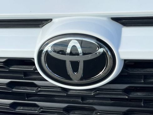 Used 2022 Toyota RAV4 LE AWD/4WD image 16