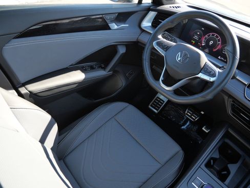 Certified 2025 Volkswagen Tiguan SE R-Line image 9