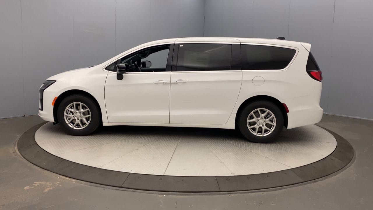 New 2027 Chrysler Pacifica Select w/ Family Tech Group FWD image 2