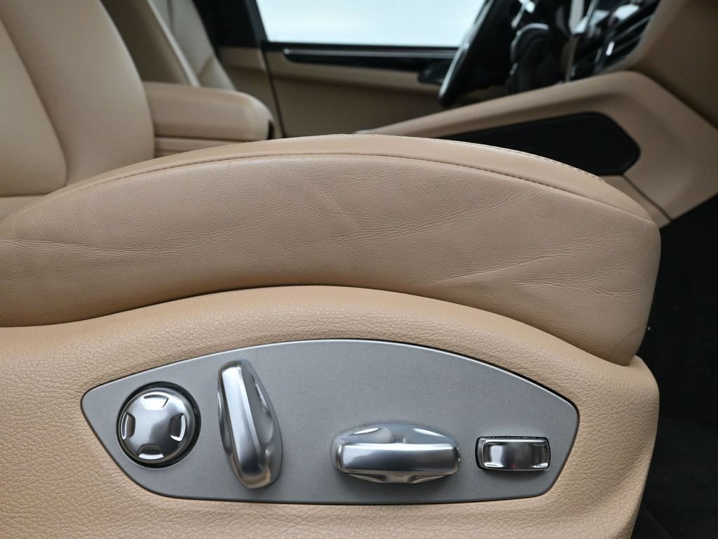 Certified 2023 Porsche Macan AWD/4WD image 15