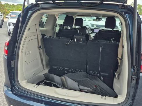 Used 2022 Chrysler Pacifica Touring-L FWD image 4