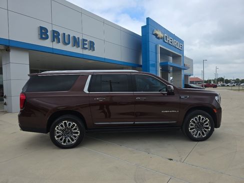 Certified 2023 GMC Yukon XL Denali Ultimate AWD/4WD image 23