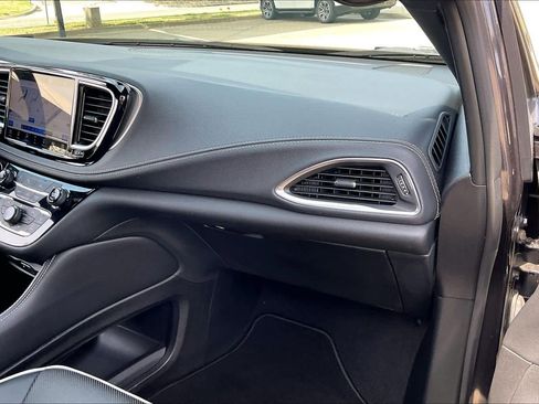 Used 2023 Chrysler Pacifica Limited w/ Uconnect Theater Family Group AWD/4WD image 18
