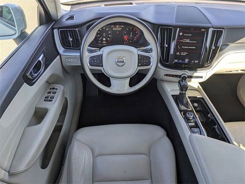 Used 2018 Volvo XC60 T6 Momentum w/ Convenience Package image 17