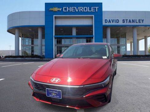 Used 2025 Hyundai Elantra Limited FWD image 3