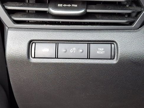 Used 2024 Nissan Altima 2.5 SV FWD image 25