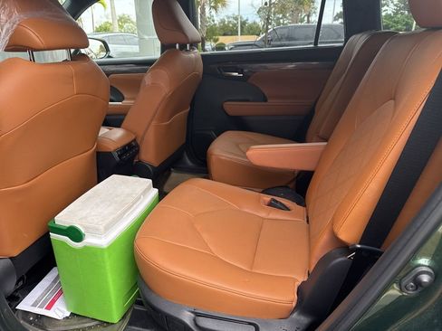 Used 2023 Toyota Highlander Platinum image 5