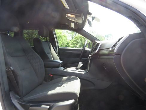 Used 2018 Jeep Grand Cherokee Laredo AWD/4WD image 13