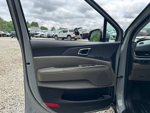 Used 2026 Kia Carnival EX FWD image 22
