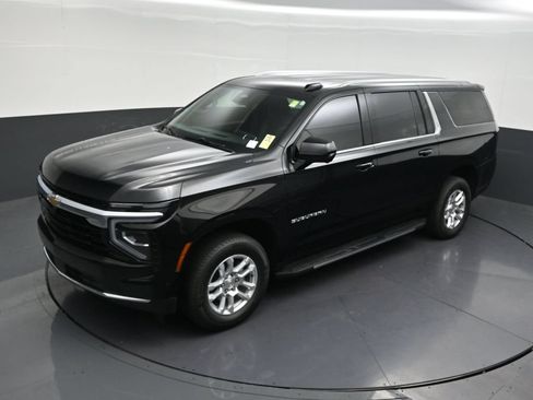 Used 2025 Chevrolet Suburban LS RWD image 17