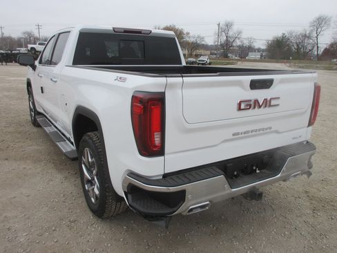 New 2026 GMC Sierra 1500 SLT image 9