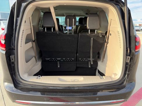 Used 2023 Chrysler Pacifica Touring-L FWD image 6