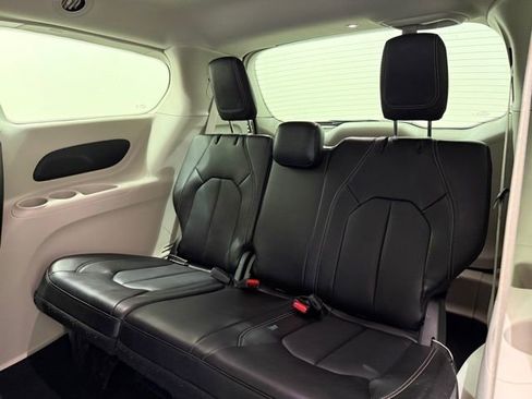 Used 2024 Chrysler Pacifica Touring-L image 27