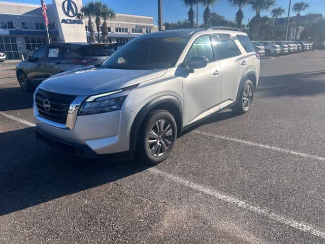 Used 2024 Nissan Pathfinder SV FWD image 2