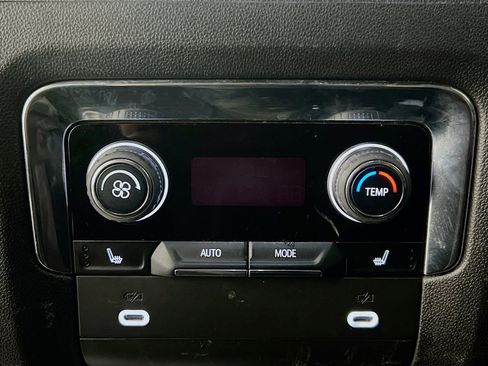 Used 2023 Chevrolet Suburban Premier image 18