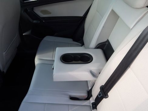 Used 2018 Volkswagen Tiguan SE image 18