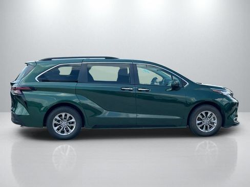 Used 2023 Toyota Sienna XLE FWD image 4