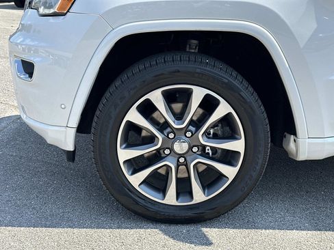 Used 2017 Jeep Grand Cherokee Overland w/ Jeep Active Safety Group image 11