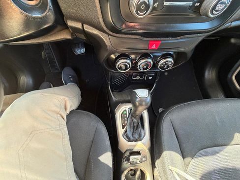 Used 2017 Jeep Renegade Latitude image 23