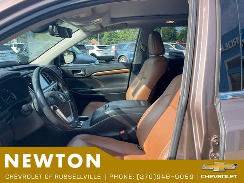 Used 2017 Toyota Highlander Limited Platinum AWD/4WD image 4