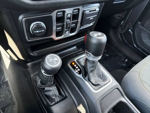 Used 2024 Jeep Wrangler Unlimited w/ Convenience Group AWD/4WD image 28