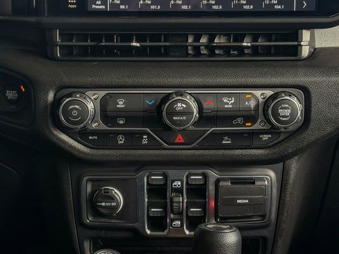 Used 2025 Jeep Wrangler Unlimited Sport AWD/4WD image 32