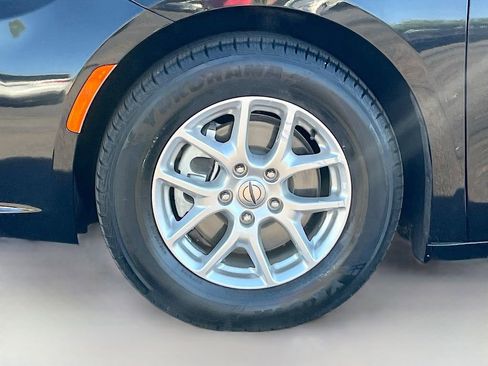 Used 2023 Chrysler Pacifica Touring FWD image 31