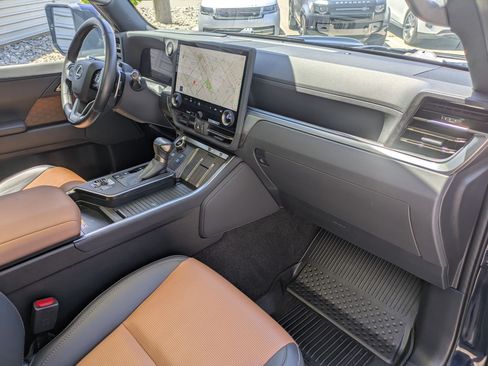 Used 2024 Lexus GX 550 w/ Accessory Package (2T) AWD/4WD image 31