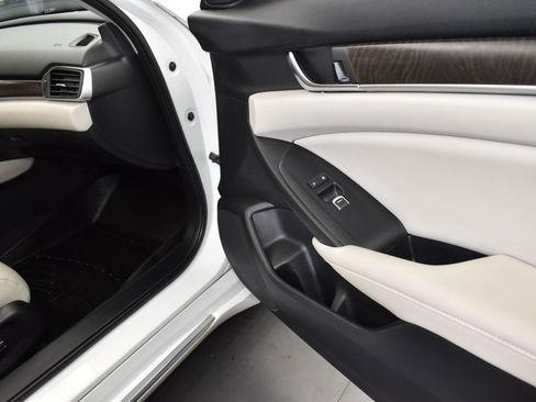 Used 2018 Honda Accord Touring image 23