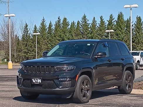 Used 2023 Jeep Grand Cherokee Limited w/ Black Appearance Package AWD/4WD image 3
