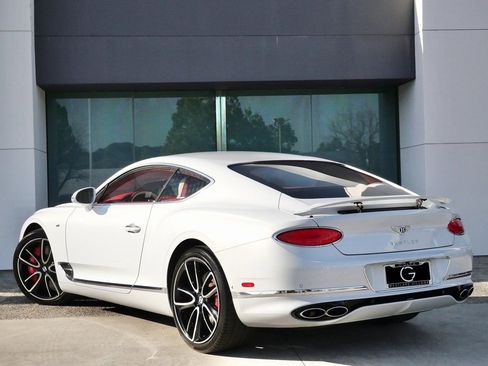 Used 2021 Bentley Continental GT image 3