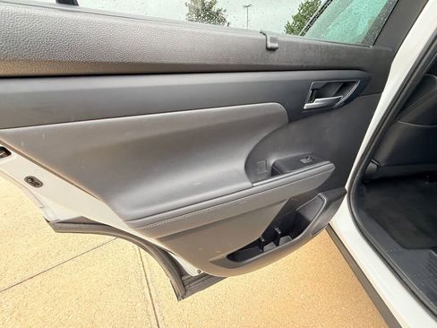 Used 2023 Toyota Highlander L image 18
