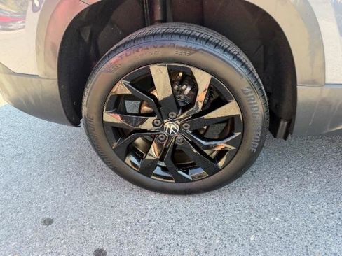 Used 2024 Volkswagen Taos SE w/ Panoramic Sunroof Package image 13