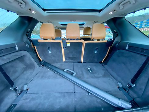 Used 2017 Land Rover Discovery First Edition image 16