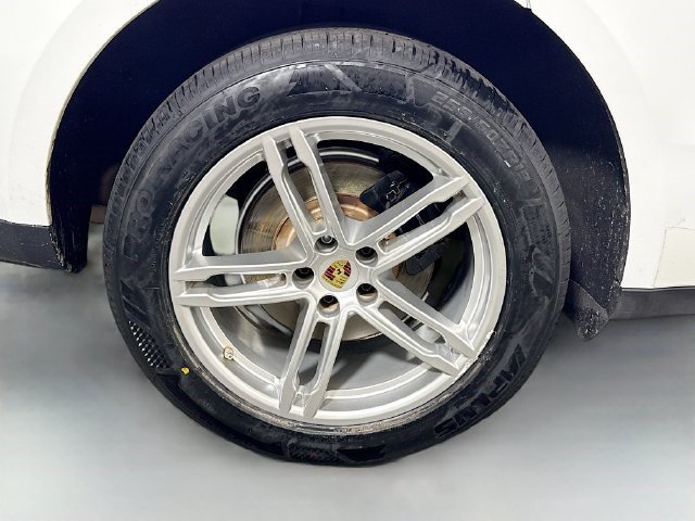 Used 2023 Porsche Macan AWD/4WD image 32