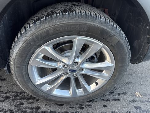 Used 2018 Ford Explorer XLT w/ Equipment Group 202A image 3