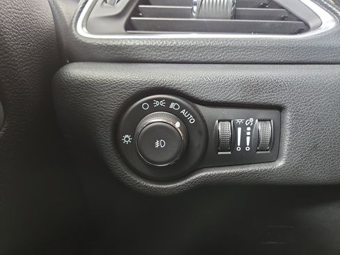 Used 2024 Chrysler Pacifica Premium FWD image 27