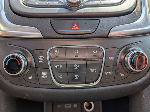 Used 2021 Chevrolet Equinox LT AWD/4WD image 17